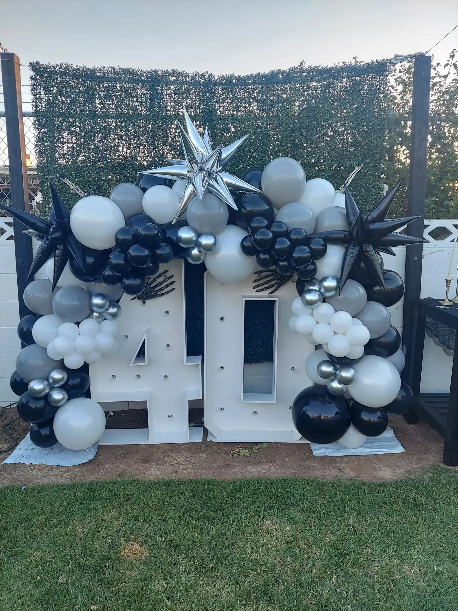 40th birthday black and white balloon decoration